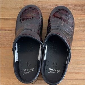 Dansko Women’s Dark Brown Croc-Embossed Loafers